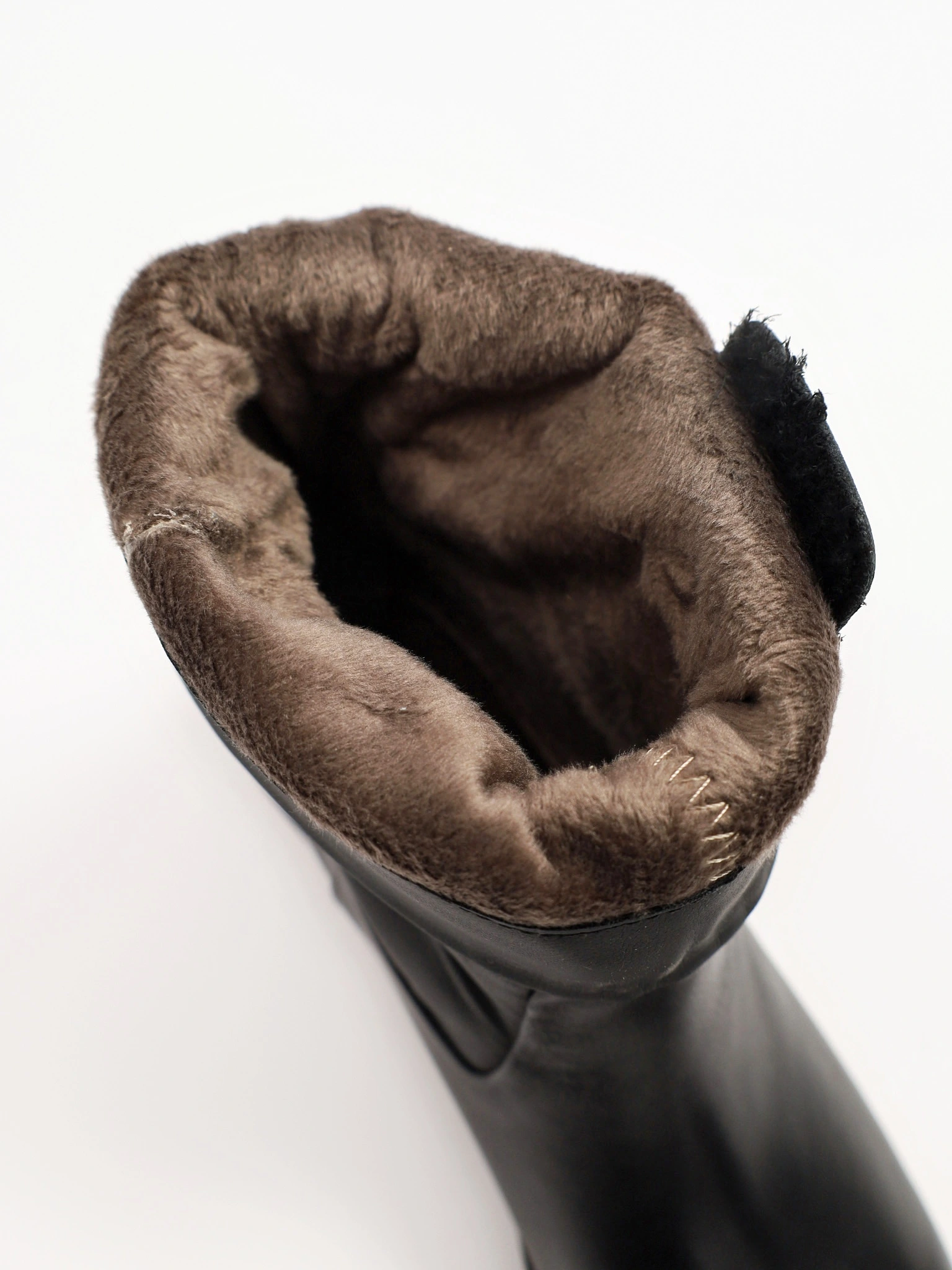 Ботинки черного цвета на низком каблуке